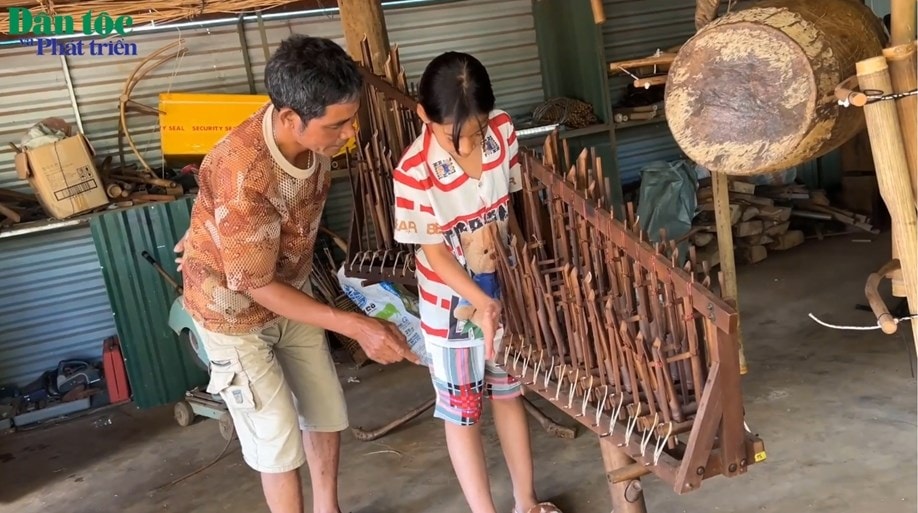 Nghệ nhân ưu tú Rơ Châm Tih đưa nhạc cụ dân tộc ra thế giới 