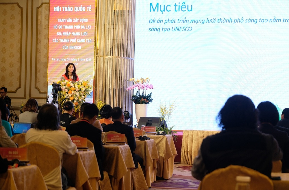 Phó Giáo sư, Tiến sĩ Nguyễn Thị Thu Hương - Viện trưởng Viện Văn hoá - Nghệ thuật quốc gia Việt Nam phát biểu tại hội thảo