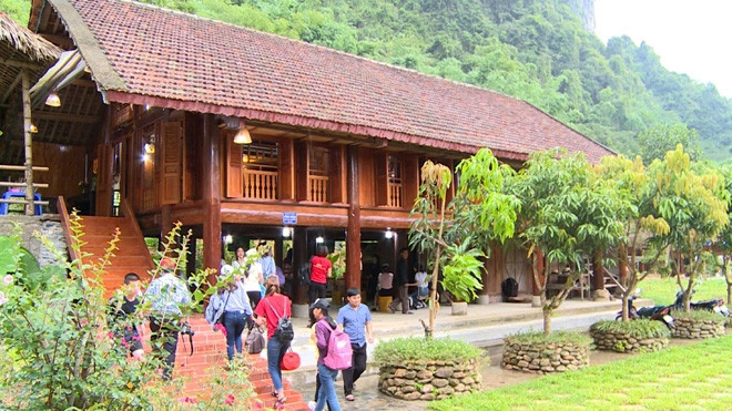 1.	Những ngôi nhà sàn được bảo tồn, giữ gìn trở thành điểm đến của khách du lịch. (Trong ảnh: Ngôi nhà sàn của anh Chẩu Xuân Việt, thôn Nặm Đíp, xã Lăng Can (huyện Lâm Bình).
