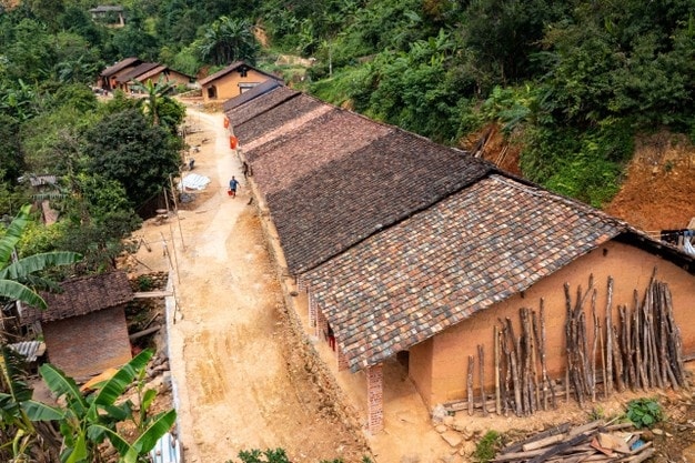 Nhà trình tường được lợp ngói âm dương.