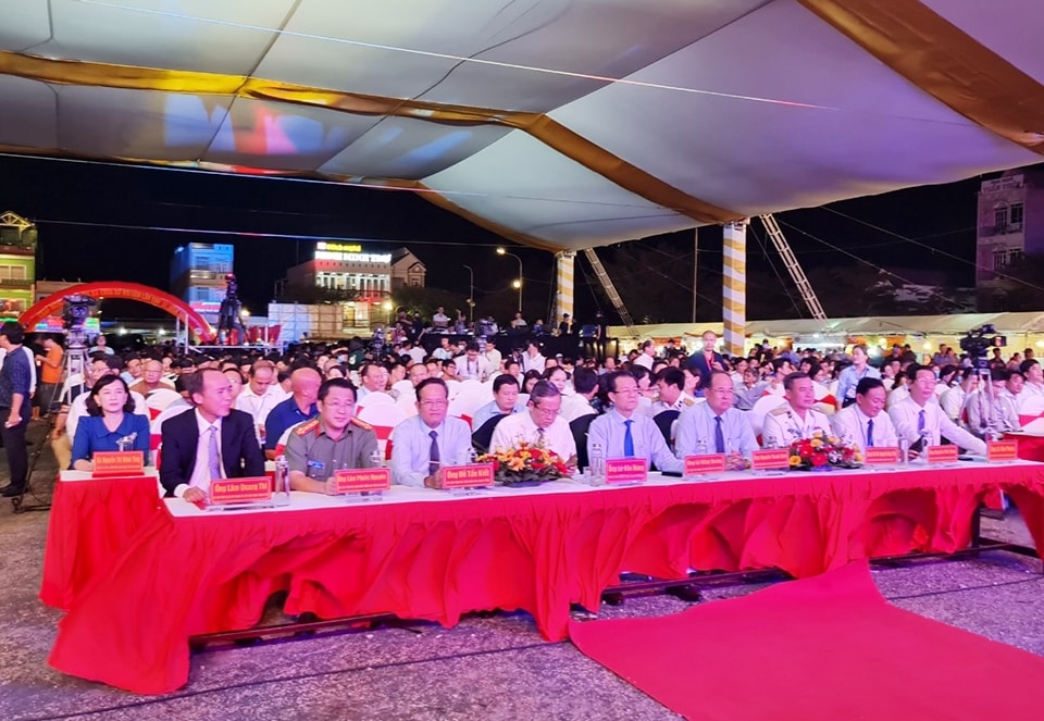 Các đại biểu dự Khai hội