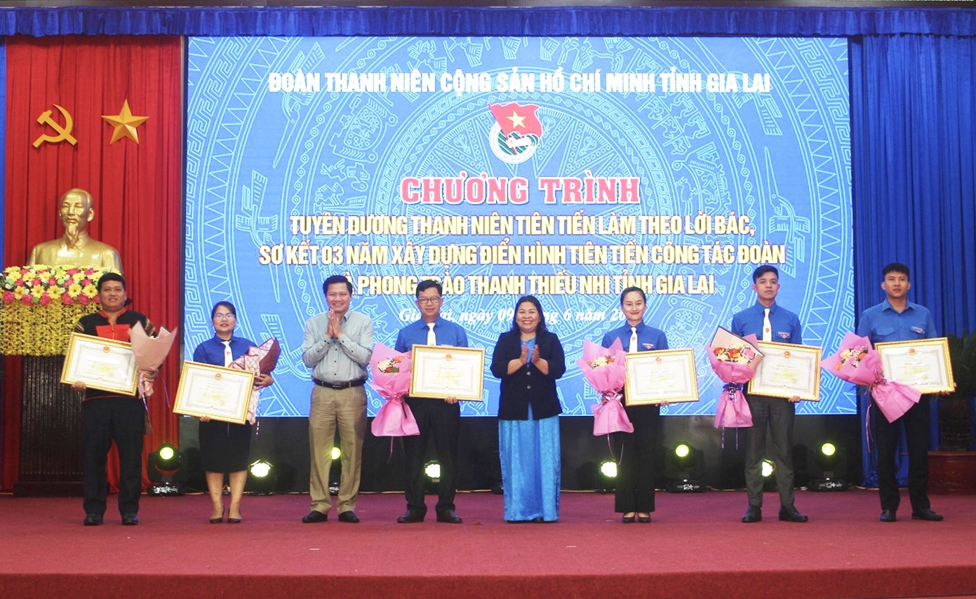 Trao Bằng khen của Chủ tịch UBND tỉnh cho tập thể có thành tích xuất sắc trong xây dựng và nhân rộng điển hình tiên tiến trong công tác Đoàn và phong trào thanh thiếu nhi