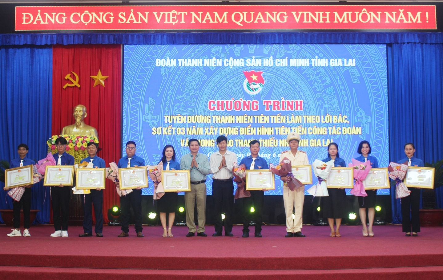 Trao Bằng khen của Chủ tịch UBND tỉnh cho cá nhân có thành tích xuất sắc trong xây dựng và nhân rộng điển hình tiên tiến trong công tác Đoàn và phong trào thanh thiếu nhi
