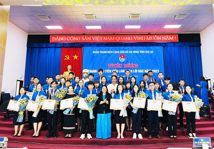 Tỉnh đoàn Gia Lai cũng trao tặng Bằng khen cho các gương thanh niên tiên tiến làm theo lời Bác năm 2023