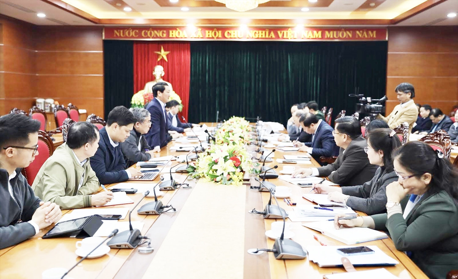 Ủy viên Ban Chấp hành Trung ương Đảng, Bộ trưởng, Chủ nhiệm Ủy ban Dân tộc Hầu A Lềnh, Phó Trưởng Ban Chỉ đạo Trung ương các Chương trình MTQG làm việc với tỉnh Hòa Bình về triển khai thực hiện Chương trình MTQG phát triển KT-XH vùng đồng bào DTTS và miền núi giai đoạn 2021 - 2030, ngày 25/12/2022 tại tỉnh Hòa Bình
