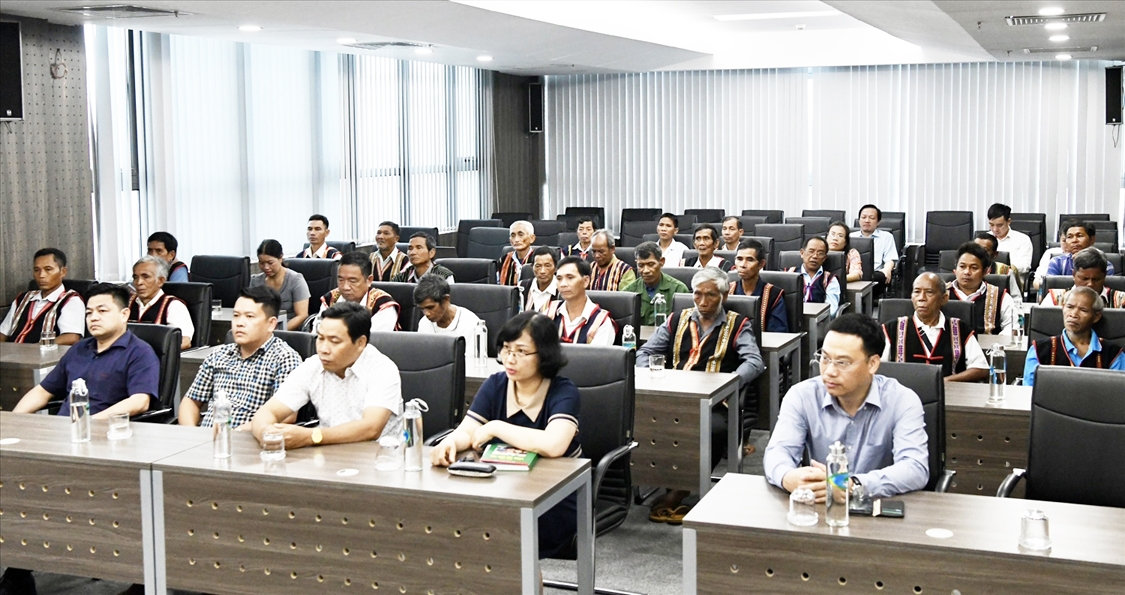 Các thành viên Đoàn Người có uy tín tỉnh Bịnh Định tại buổi gặp mặt