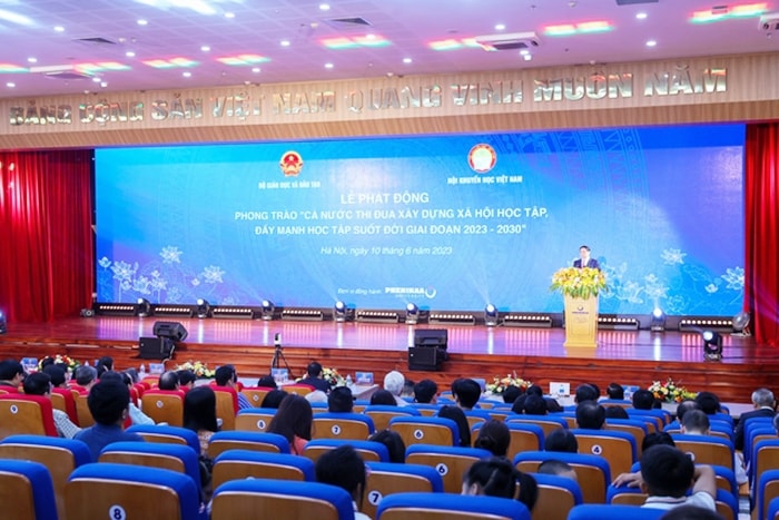 Thủ tướng nhấn mạnh phải chung sức, đồng lòng với quyết tâm cao, nỗ lực lớn, hành động quyết liệt, tạo động lực, truyền cảm hứng để nhà nhà học tập, người người học tập, xã hội học tập, cả nước học tập. (Ảnh: VGP/Nhật Bắc)