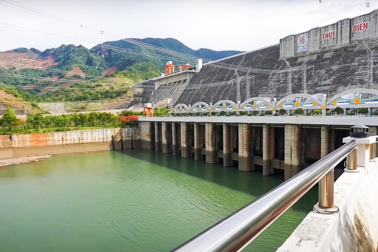 Hơn 10 năm qua, đây là lần đầu tiên mực nước của hồ chứa của thủy điện Sơn La giảm đến mực nước chết do nắng nóng kéo dài, không có mưa Hơn 10 năm qua, đây là lần đầu tiên mực nước của hồ chứa của thủy điện Sơn La giảm đến mực nước chết do nắng nóng kéo dài, không có mưa