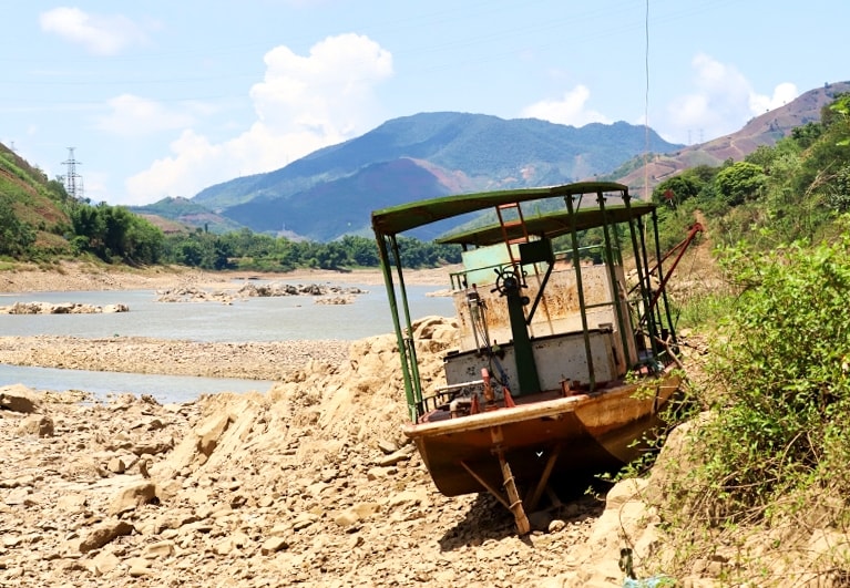 Nhiều tàu, thuyền phía hạ lưu thủy điện Sơn La đã dừng hoạt động do không có nước. Nhiều tàu, thuyền phía hạ lưu thủy điện Sơn La đã dừng hoạt động do không có nước.