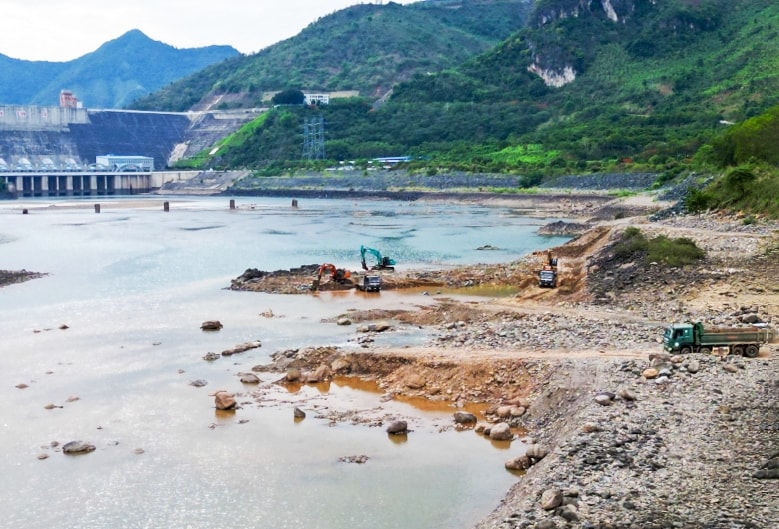 Công ty thủy điện Sơn La đang tiến hành nạo vét phía hạ lưu thủy điện Sơn La để khơi thông dòng chảy. Công ty thủy điện Sơn La đang tiến hành nạo vét phía hạ lưu thủy điện Sơn La để khơi thông dòng chảy.