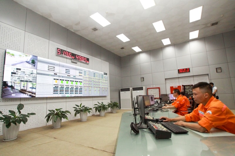 Các kỹ sư của nhà máy thủy điện Sơn La túc trực tại phòng điều khiển trung tâm. Các kỹ sư của nhà máy thủy điện Sơn La túc trực tại phòng điều khiển trung tâm.