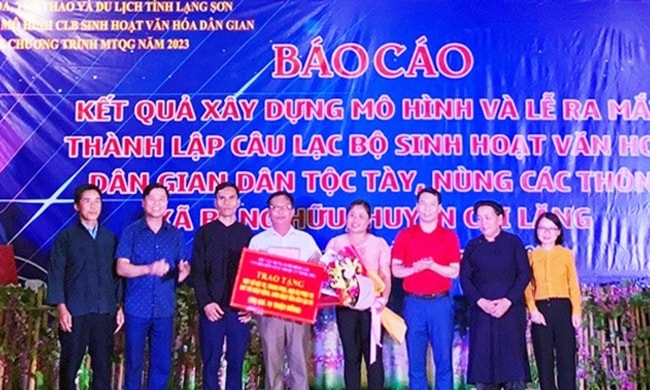 Đại diện Ban chủ nhiệm CLB nhận quyết định thành lập và kinh phí hỗ trợ CLB Đại diện Ban chủ nhiệm CLB nhận quyết định thành lập và kinh phí hỗ trợ CLB