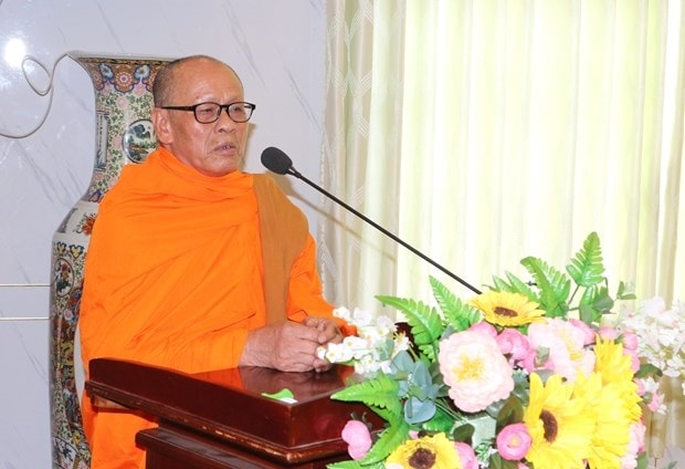 Hòa thượng Hữu Hinh, Chủ tịch Hội Đoàn kết sư sãi yêu nước tỉnh Bạc Liêu, phát biểu tại buổi họp mặt. Ảnh: Tuấn Kiệt – TTXVN