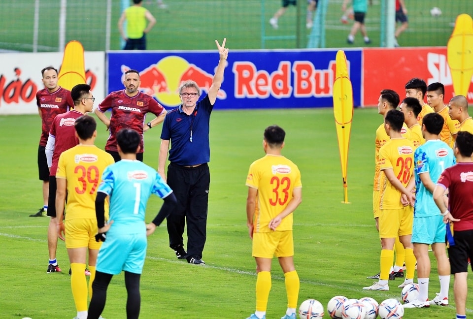 HLV Philippe Troussier rút gọn danh sách đội tuyển Việt Nam xuống còn 30 cầu thủ để chuẩn bị cho trận giao hữu với đội tuyển Hồng Kông (Trung Quốc). Ảnh: VFF HLV Philippe Troussier rút gọn danh sách đội tuyển Việt Nam xuống còn 30 cầu thủ để chuẩn bị cho trận giao hữu với đội tuyển Hồng Kông (Trung Quốc). Ảnh: VFF