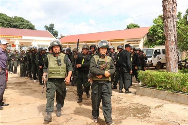 Cảnh sát Cơ động, Cảnh sát đặc nhiệm, Công an tỉnh Đắk Lắk, lực lượng đặc nhiệm Quân khu 5 phối hợp triển khai phương án vây bắt các đối. (Ảnh: Phan Anh Dũng/TTXVN) Cảnh sát Cơ động, Cảnh sát đặc nhiệm, Công an tỉnh Đắk Lắk, lực lượng đặc nhiệm Quân khu 5 phối hợp triển khai phương án vây bắt các đối. (Ảnh: Phan Anh Dũng/TTXVN)