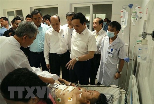 Phó Thủ tướng Chính phủ Trần Lưu Quang đến thăm hỏi, động viên hai cán bộ Công an xã Ea Ktur bị thương trong vụ nhóm người chưa xác định đầy đủ danh tính dùng súng tấn công trụ sở Ủy ban Nhân dân xã Ea Tiêu và xã Ea Ktur (huyện Cư Kuin, Đắk Lắk). (Ảnh: Quang Thái/TTXVN) Phó Thủ tướng Chính phủ Trần Lưu Quang đến thăm hỏi, động viên hai cán bộ Công an xã Ea Ktur bị thương trong vụ nhóm người chưa xác định đầy đủ danh tính dùng súng tấn công trụ sở Ủy ban Nhân dân xã Ea Tiêu và xã Ea Ktur (huyện Cư Kuin, Đắk Lắk). (Ảnh: Quang Thái/TTXVN)