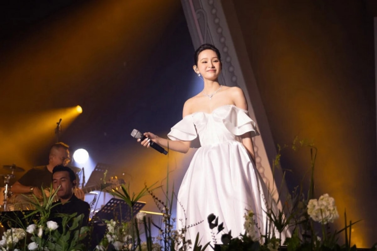 Hiền Hồ tái xuất showbiz sau ồn ào tình ái