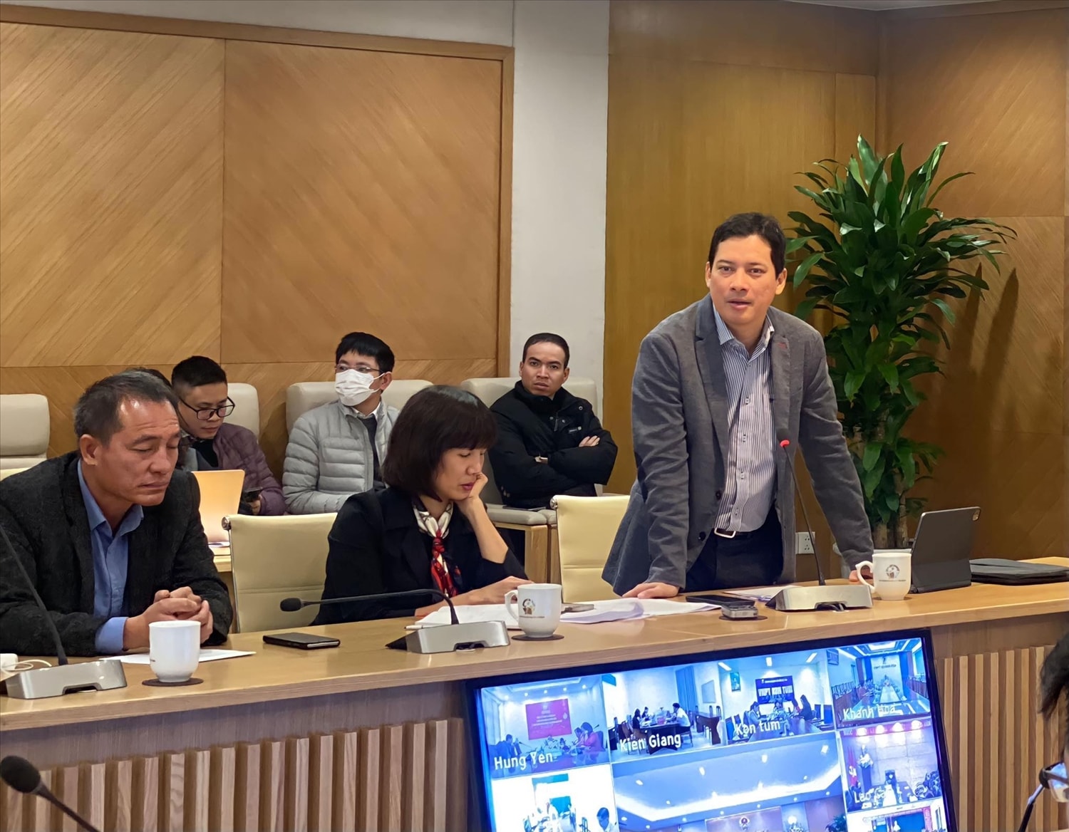 Những người hoạt động trong lĩnh vực nghệ thuật tới đây, nếu vi phạm pháp luật sẽ bị “phong sát” như: cấm sóng, cấm biểu diễn, cấm mạng xã hội: Thông tin được đại diện Cục Phát thanh, truyền hình và thông tin điện tử (Bộ Thông tin và Truyền thông) đưa ra tại Hội nghị đánh giá kết quả hoạt động thông tin điện tử năm 2022, định hướng nhiệm vụ năm 2023 