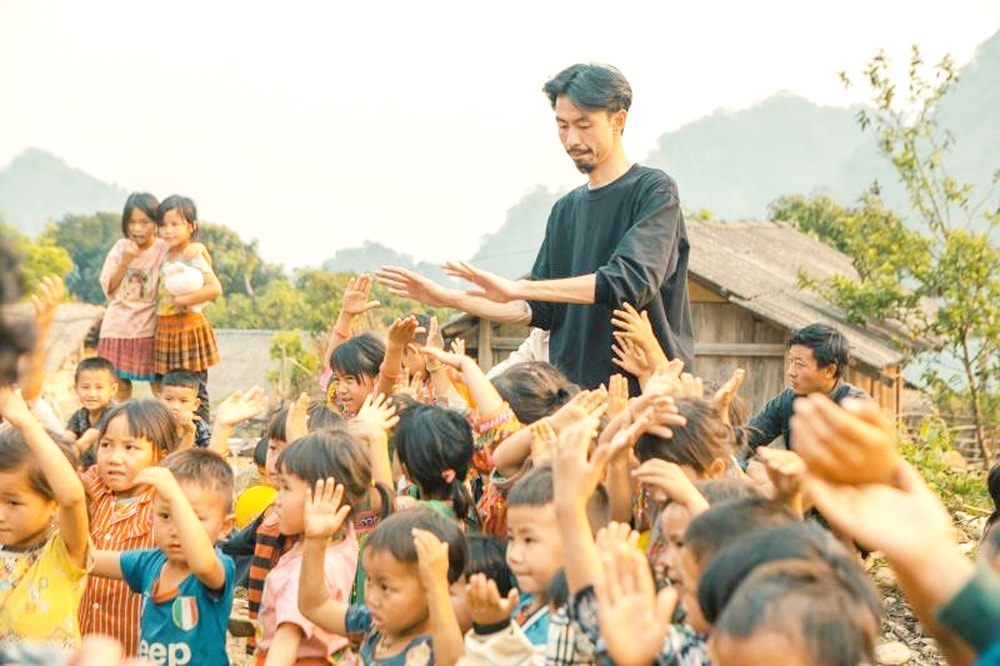 Đen Vâu không chỉ được biết đến là nghệ sĩ đầy tài năng mà còn là người có nhiều đóng góp cho cộng đồng, đặc biệt là những việc làm ý nghĩa trong dự án mới đây cho các em nhỏ vùng cao