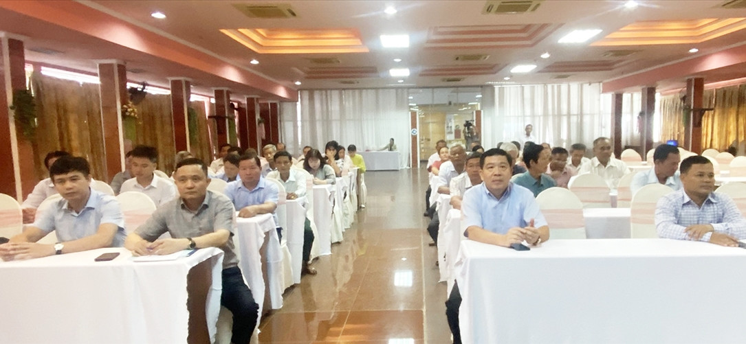 Các đại biểu tham dự khai mạc Hội nghị Tập huấn nâng cao nhận thức về bảo vệ môi trường ở vùng DTTS và miền núi tại tỉnh Vĩnh Long
