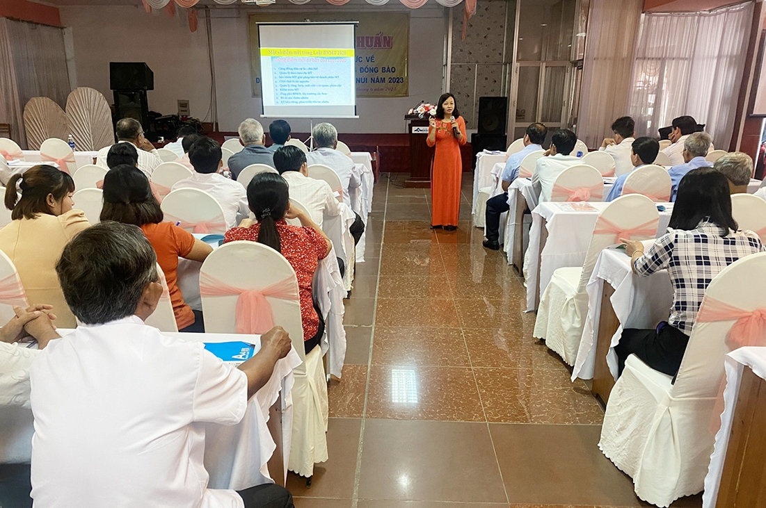 Ts. Lê Thu Thủy - Giảng viên chính Trường Đại học Tài nguyên và Môi trường trao đổi cùng đại biểu tại Hội nghị 