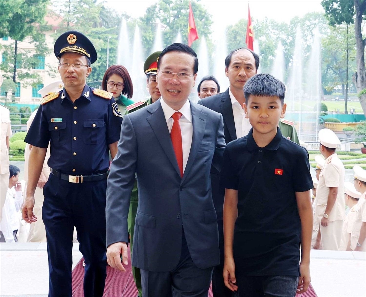 Chủ tịch nước Võ Văn Thưởng và em Lường Quốc Bảo - con của Đại uý, liệt sĩ Lường Phát Chiêm - Trung đội trưởng Phòng Cảnh sát bảo vệ và hỗ trợ tư pháp, Công an tỉnh Sơn La