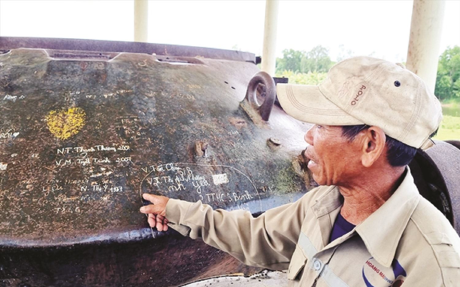 Nhiều người thiếu ý thức viết, vẽ bậy trên Di tích Chiến hào thép Lộc Tự. 