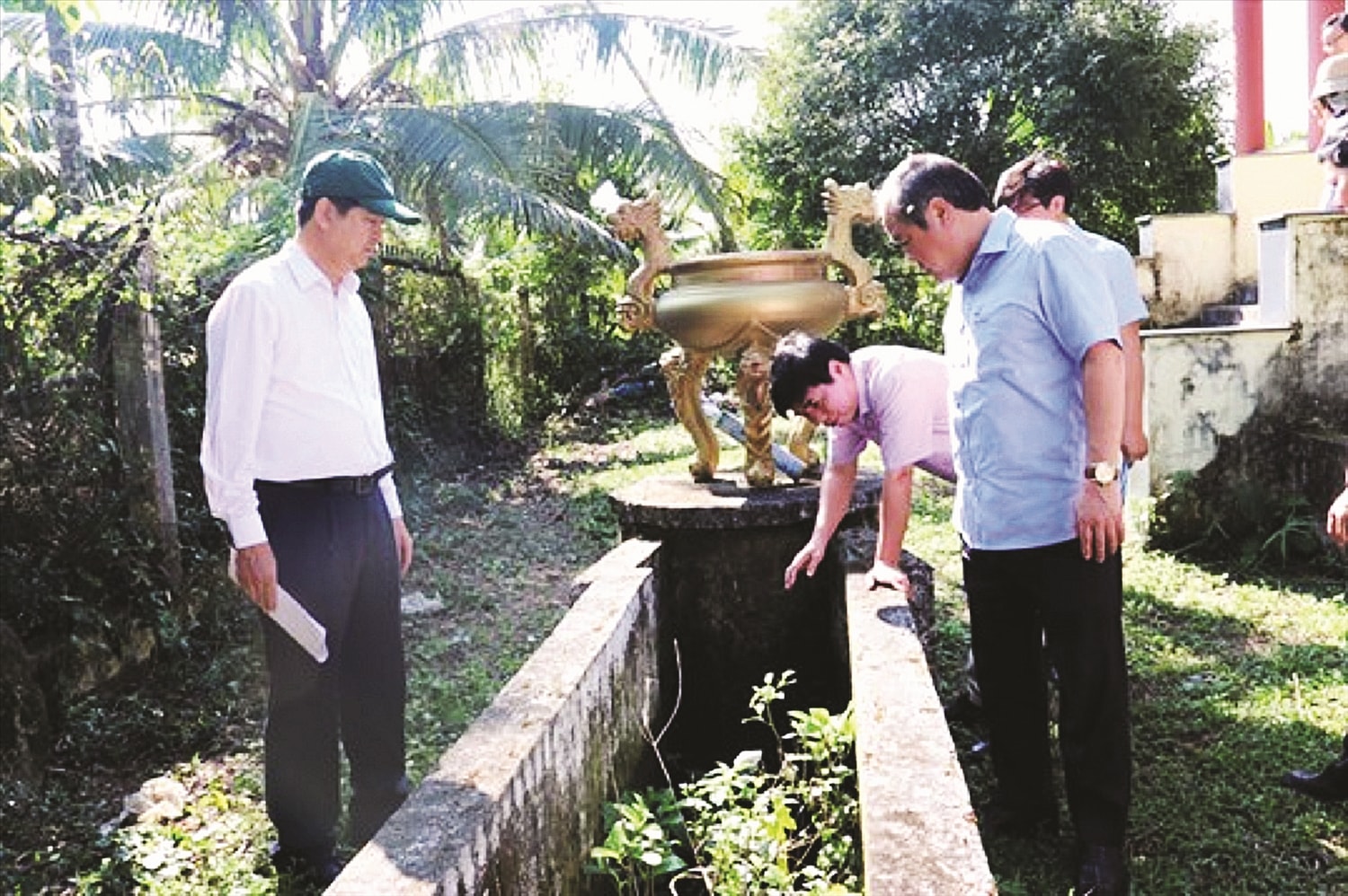 Tháng 2/2023, Phó Chủ tịch Thường trực UBND tỉnh Quảng Ngãi Trần Hoàng Tuấn cùng đoàn kiểm tra di tích  trên địa bàn huyện Nghĩa Hành. (Ảnh Nhị Phương)