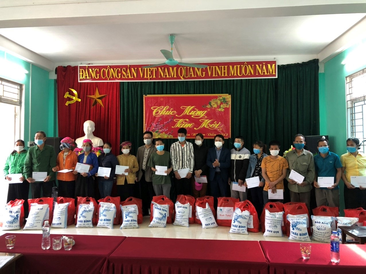 Phó Trưởng Ban Dân tộc tỉnh Hòa Bình Hà Ngọc Tuấn thăm, chúc tết tại xã Nánh Nghê, huyện Đà Bắc