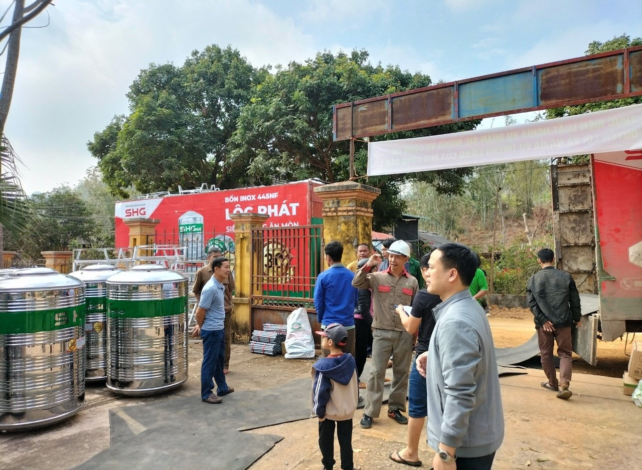 Niềm vui của đồng bào DTTS khi nhận téc nước tại huyện Mai Châu từ nguồn vốn Chương trình MTQG 1719.