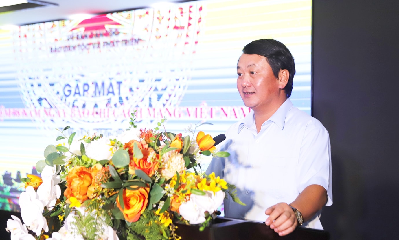 Bộ trưởng, Chủ nhiệm UBDT Hầu A Lềnh phát biểu chúc mừng tại buổi gặp mặt