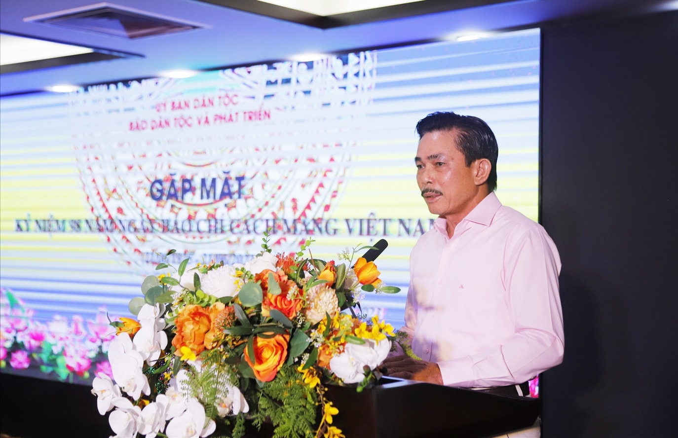 Tổng Biên tập Báo Dân tộc và Phát triển Lê Công Bình phát biểu tại buổi gặp mặt