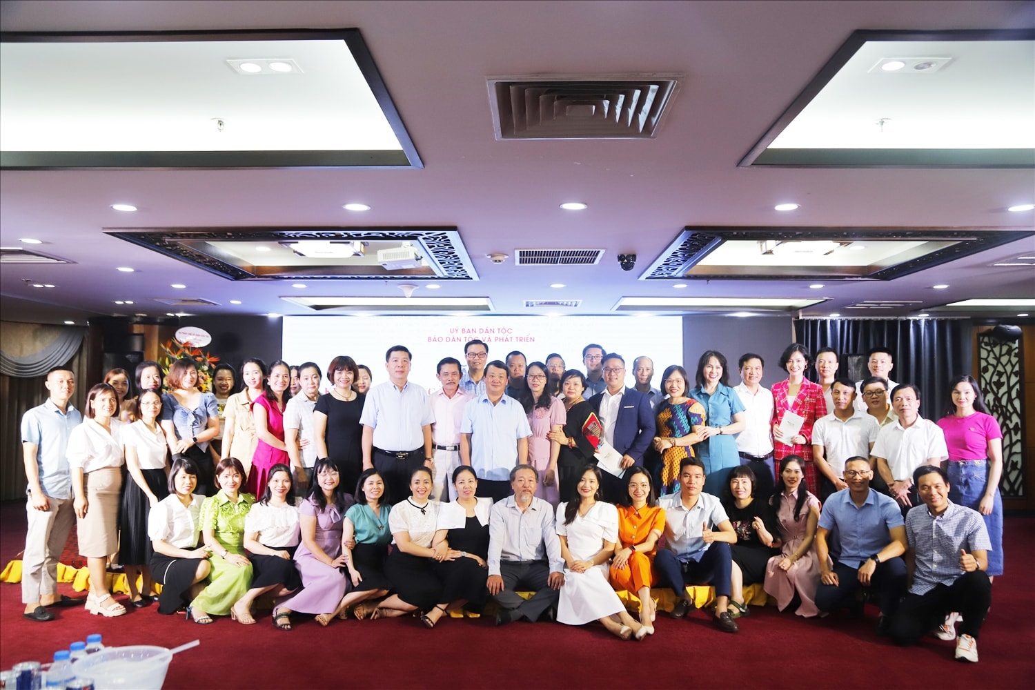 Bộ trưởng, Chủ nhiệm UBDT Hầu A Lềnh và các đồng chí Lãnh đạo, nguyên Lãnh đạo UBDT chụp ảnh lưu niệm cùng tập thể lãnh đạo, biên tập viên, phóng viên Báo Dân tộc và Phát triển 