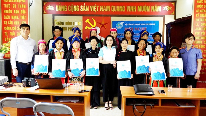 Hội LHPN Thành phố Cẩm Phả tặng quà cho cán bộ, hội viên Chi hội Khu phố 10(Đồng Mỏ) - phường Mông Dương nhân ngày Gia đình Việt Nam 28/6