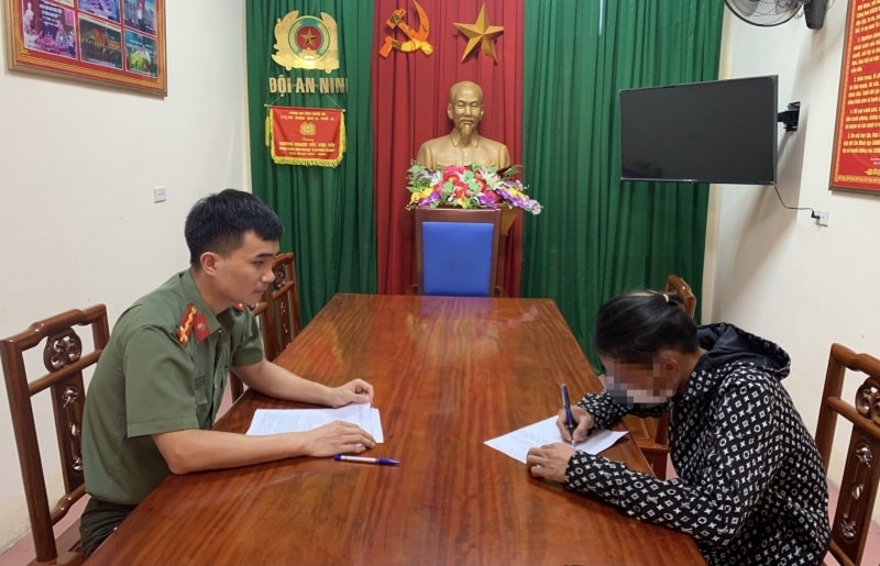 Lực lượng chức năng xử phạt đối tượng xuyên tạc vụ việc tại Đắk Lắk. Ảnh: TL Lực lượng chức năng xử phạt đối tượng xuyên tạc vụ việc tại Đắk Lắk. Ảnh: TL