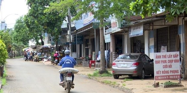 Người dân quay trở lại cuộc sống thường nhật sau sự việc nhóm đối tượng dùng súng, dao tấn công trụ sở UBND xã Ea Tiêu và Ea Ktur, huyện Cư Kuin, tỉnh Đắk Lắk. (Ảnh: Quang Thái/TTXVN) Người dân quay trở lại cuộc sống thường nhật sau sự việc nhóm đối tượng dùng súng, dao tấn công trụ sở UBND xã Ea Tiêu và Ea Ktur, huyện Cư Kuin, tỉnh Đắk Lắk. (Ảnh: Quang Thái/TTXVN)