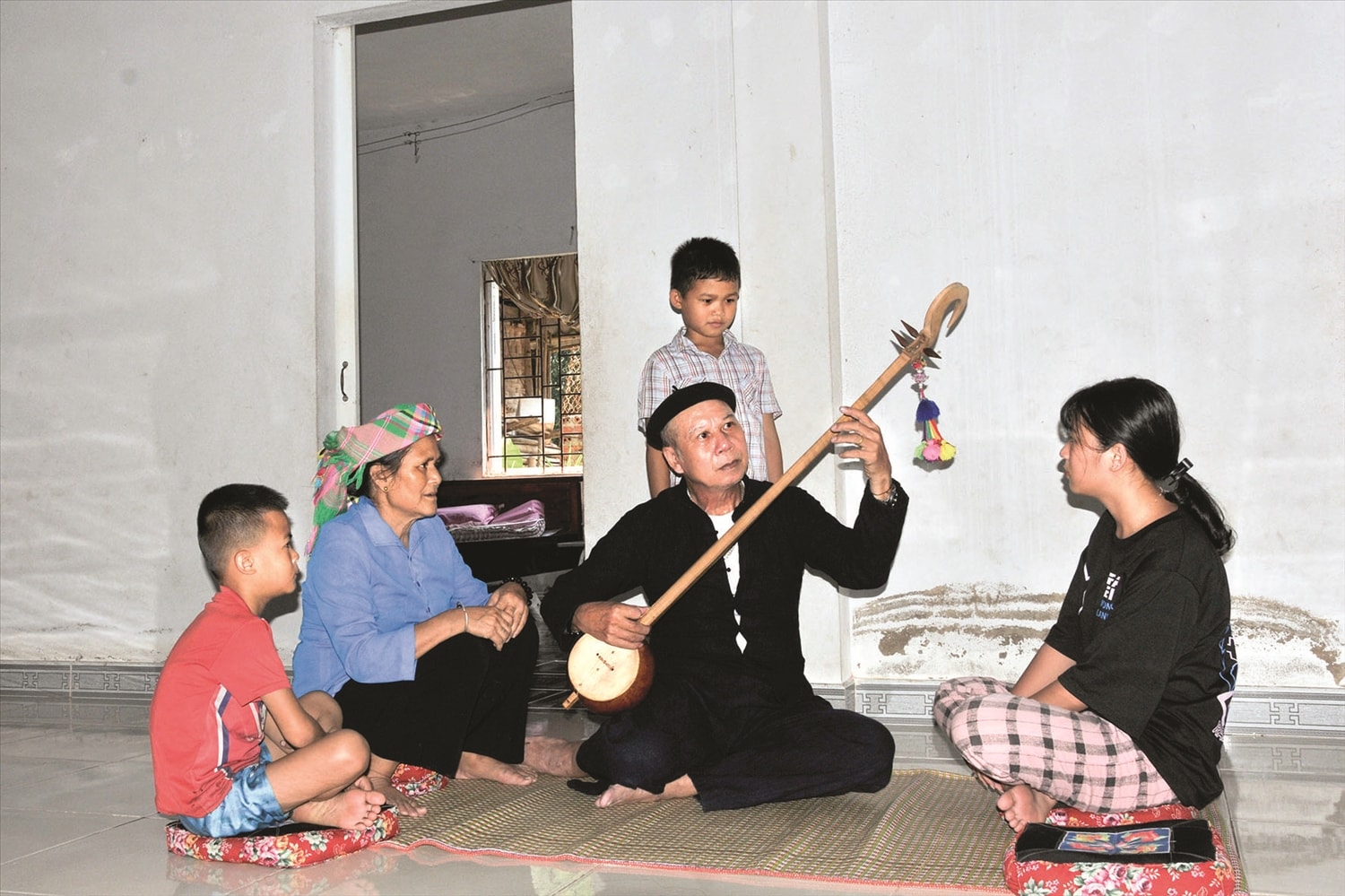 Bất cứ độ tuổi nào, chỉ cần yêu hát Then - đàn Tính muốn học là Nghệ nhân Ưu tú Lò Văn Sơi sẵn sàng chỉ dạy tận tình. Bất cứ độ tuổi nào, chỉ cần yêu hát Then - đàn Tính muốn học là Nghệ nhân Ưu tú Lò Văn Sơi sẵn sàng chỉ dạy tận tình.