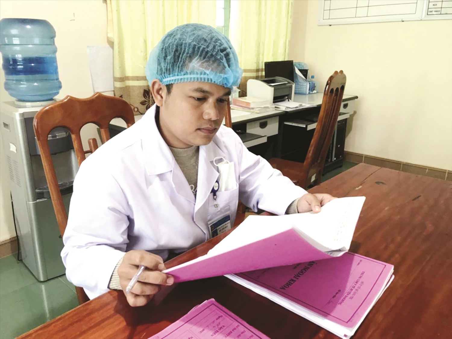 Ngoài tận tình khám, chữa bệnh; bác sĩ Hồ Văn Huy đã đóng góp lớn trong việc giúp đồng bào xóa bỏ hủ tục. Ngoài tận tình khám, chữa bệnh; bác sĩ Hồ Văn Huy đã đóng góp lớn trong việc giúp đồng bào xóa bỏ hủ tục.