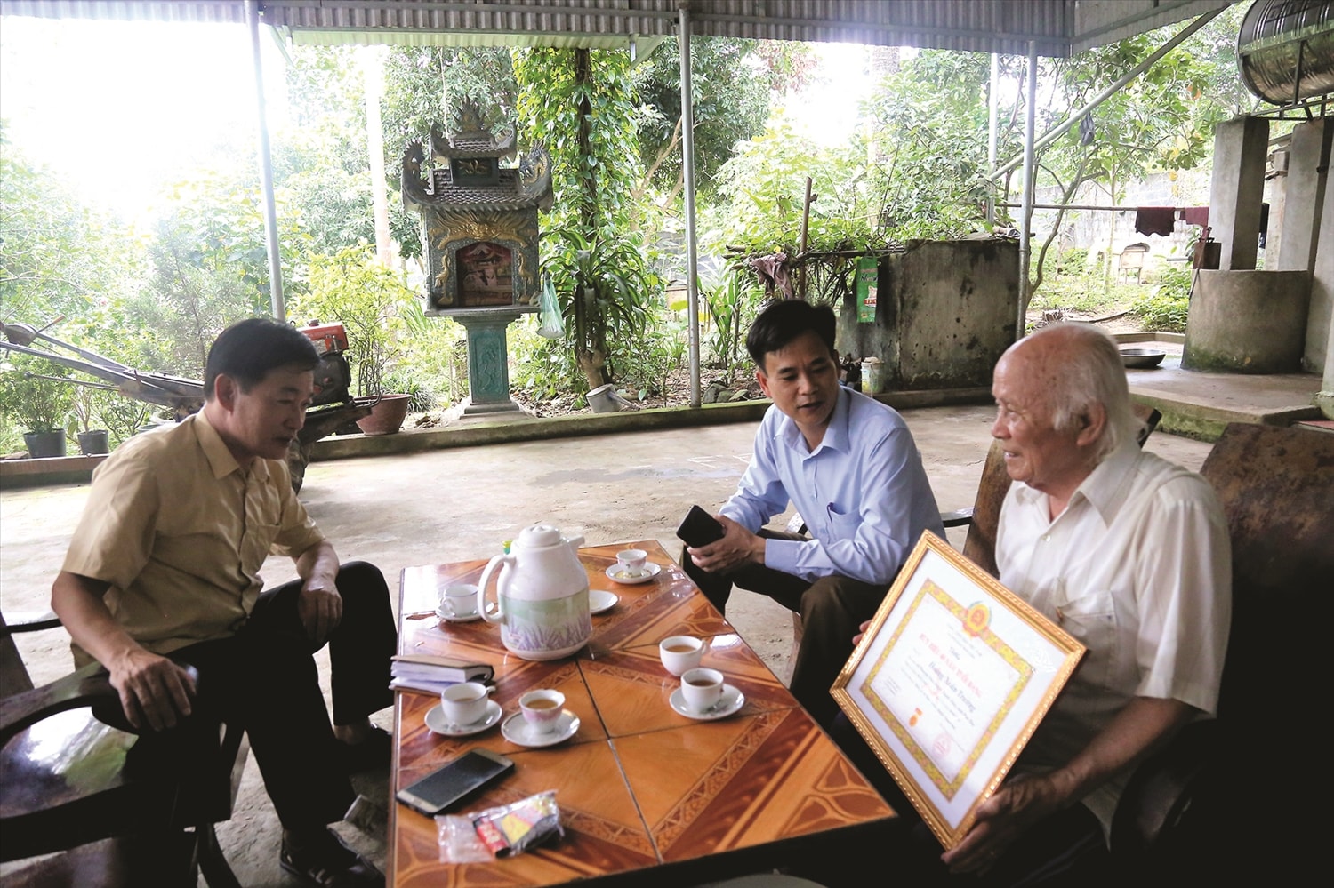 Ông Hoàng Xuân Trường (người cầm Bằng khen) luôn được người dân kính trọng, nể phục. Ông Hoàng Xuân Trường (người cầm Bằng khen) luôn được người dân kính trọng, nể phục.