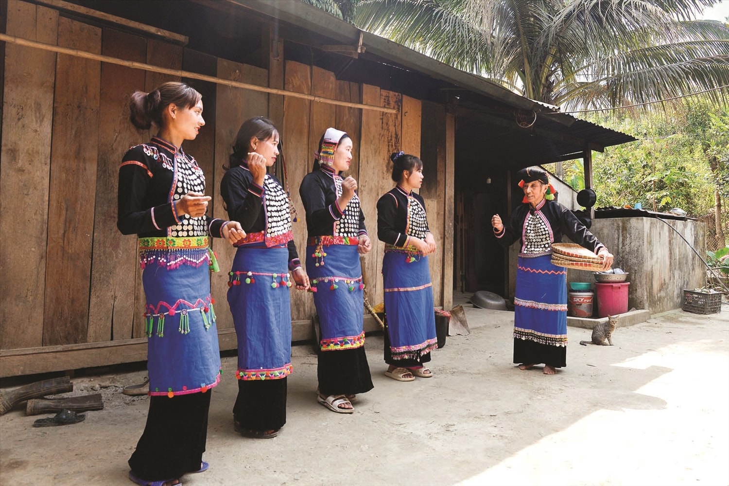 Nghệ nhân Ưu tú Hù Cố Xuân hằng ngày vẫn cần mẫn truyền dạy cho lớp trẻ các làn điệu dân ca Si La. Nghệ nhân Ưu tú Hù Cố Xuân hằng ngày vẫn cần mẫn truyền dạy cho lớp trẻ các làn điệu dân ca Si La.