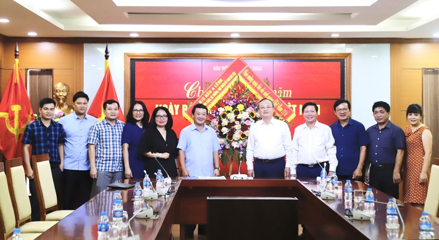 Bộ trưởng, Chủ nhiệm Ủy ban Dân tộc Hầu A Lềnh tặng hoa chúc mừng Đài Tiếng nói Việt Nam Bộ trưởng, Chủ nhiệm Ủy ban Dân tộc Hầu A Lềnh tặng hoa chúc mừng Đài Tiếng nói Việt Nam