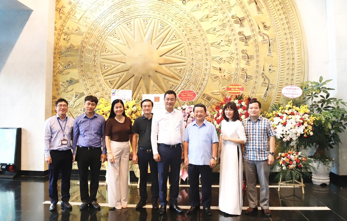 Bộ trưởng, Chủ nhiệm Ủy ban Dân tộc Hầu A Lềnh thăm, chúc mừng Đài Truyền hình Việt Nam Bộ trưởng, Chủ nhiệm Ủy ban Dân tộc Hầu A Lềnh thăm, chúc mừng Đài Truyền hình Việt Nam