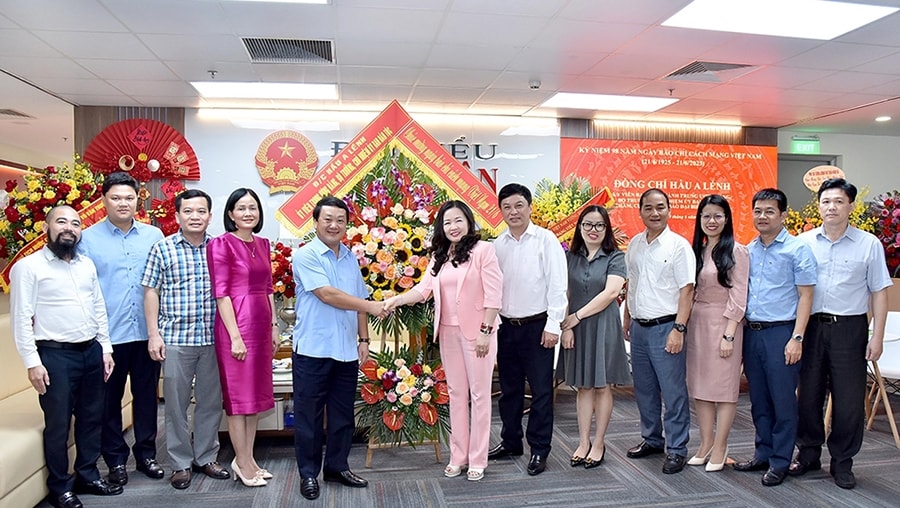Bộ trưởng, Chủ nhiệm Ủy ban Dân tộc Hầu A Lềnh tặng hoa chúc mừng Báo Đại biểu Nhân dân Bộ trưởng, Chủ nhiệm Ủy ban Dân tộc Hầu A Lềnh tặng hoa chúc mừng Báo Đại biểu Nhân dân