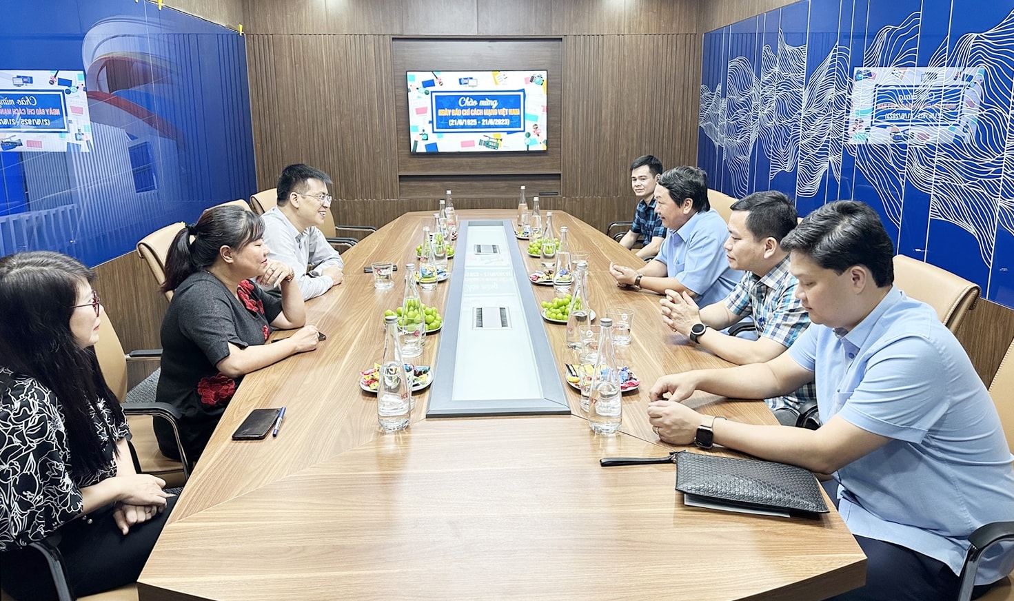 Bộ trưởng, Chủ nhiệm Ủy ban Dân tộc Hầu A Lềnh trò chuyện, động viên, chúc mừng Truyền hình Quốc hội Bộ trưởng, Chủ nhiệm Ủy ban Dân tộc Hầu A Lềnh trò chuyện, động viên, chúc mừng Truyền hình Quốc hội