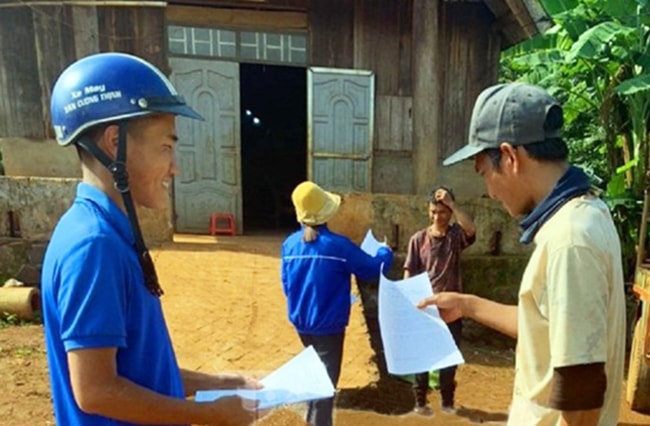 Đoàn viên thanh niên phát tờ rơi, tuyên truyền cho bà con Đoàn viên thanh niên phát tờ rơi, tuyên truyền cho bà con