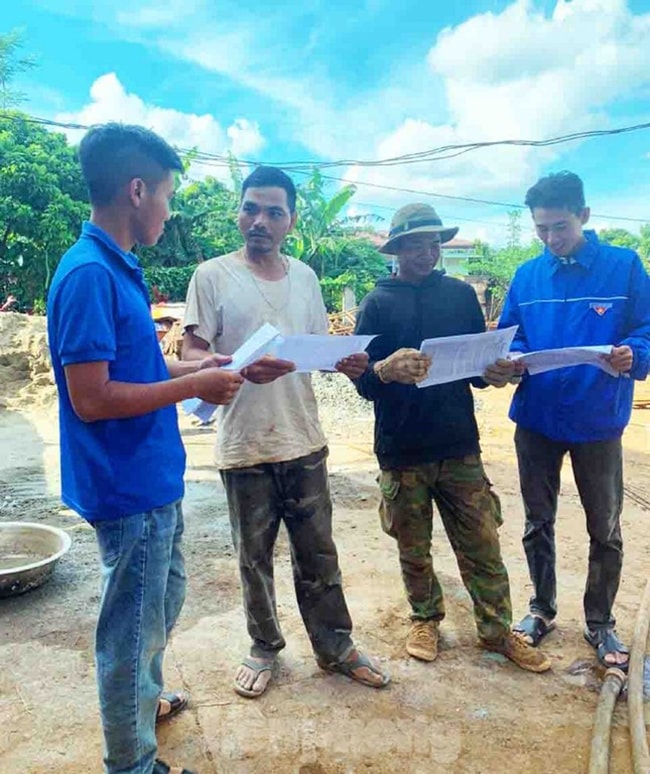 Tình nguyện viên tuyên truyền, giải đáp thắc mắc những điều người dân chưa hiểu Tình nguyện viên tuyên truyền, giải đáp thắc mắc những điều người dân chưa hiểu