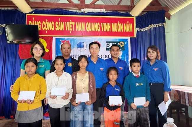 Học sinh khó khăn của huyện Krông Búk được nhận quà Học sinh khó khăn của huyện Krông Búk được nhận quà