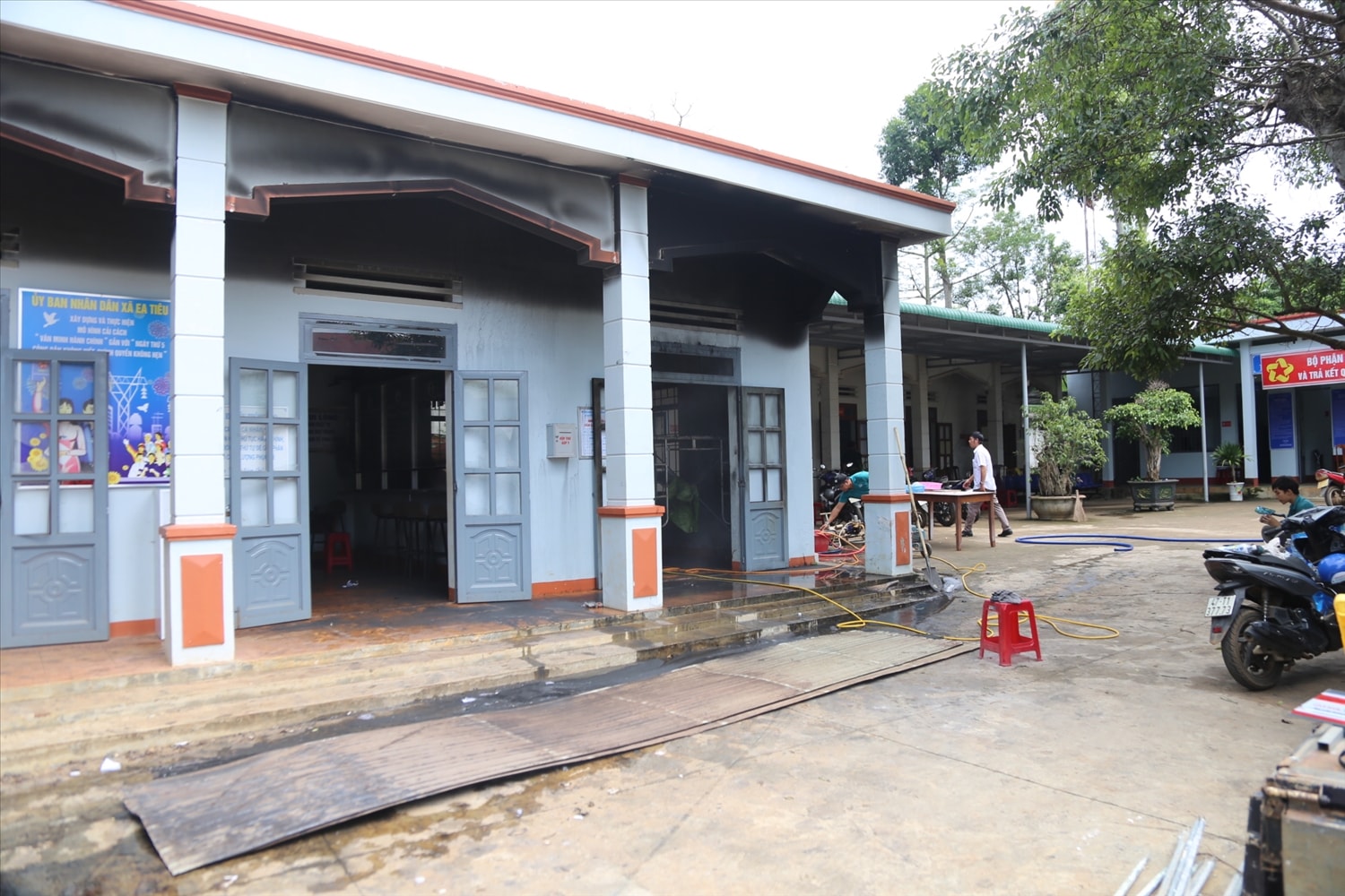 Hiện trường trụ sở UBND xã Ea Tiêu bị nhóm đối tượng tấn công Hiện trường trụ sở UBND xã Ea Tiêu bị nhóm đối tượng tấn công
