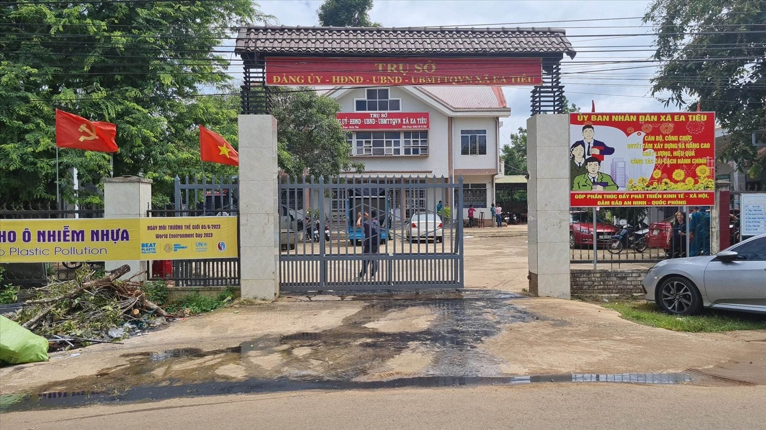 Trụ sở xã Ea Tiêu được tu sửa nhanh chóng để phục vụ Nhân dân Trụ sở xã Ea Tiêu được tu sửa nhanh chóng để phục vụ Nhân dân