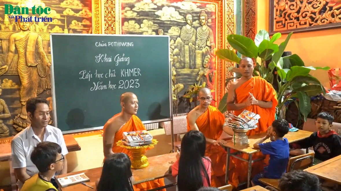 Dạy chữ Khmer miễn phí ở chùa Pothiwong 